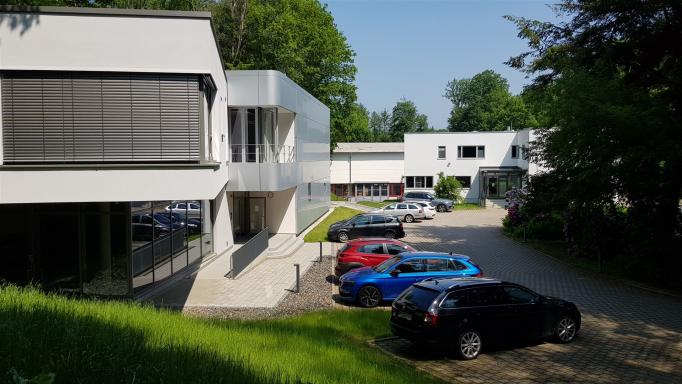 aktuelle Ansicht des Firmengeländes mit neuem Technikum und Verwaltungsgebäude