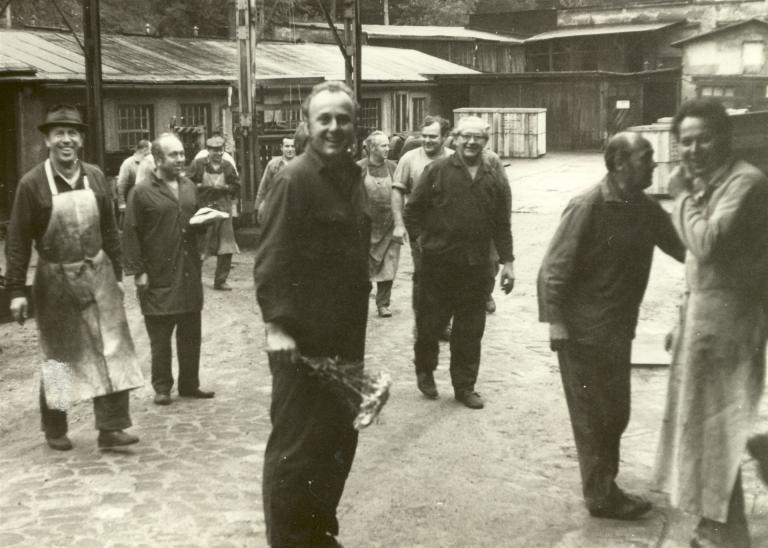 historische Ansicht von 12 JEHMLICH-Mitarbeitern, fröhliche Zusammenkunft auf dem Hof des Firmengeländes, um 1960