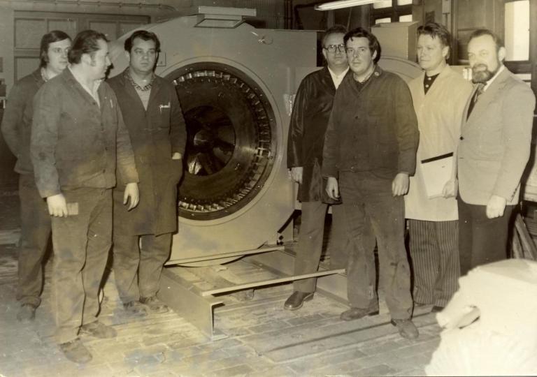 historische Ansicht einer geöffneten Scheibenmühle SM900 mit 7 JEHMLICH-Mitarbeitern, um 1980