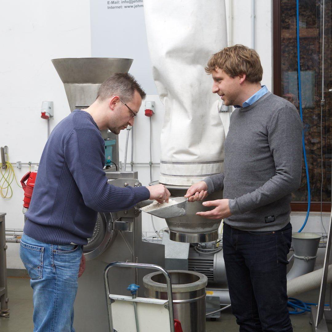 Kundengespräch mit 2 Personen im Zerkleinerungstechnikum