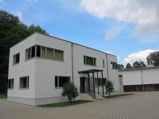 aktuelle Ansicht des Verwaltungsgebäudes bei JEHMLICH mit Eingang zur Betriebskantine