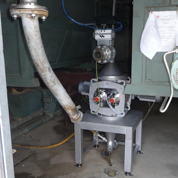 Klumpenbrecher für Rapsschrot mit Stutzen für Anschluss an die pneumatische Förderung eines Silofahrzeugs