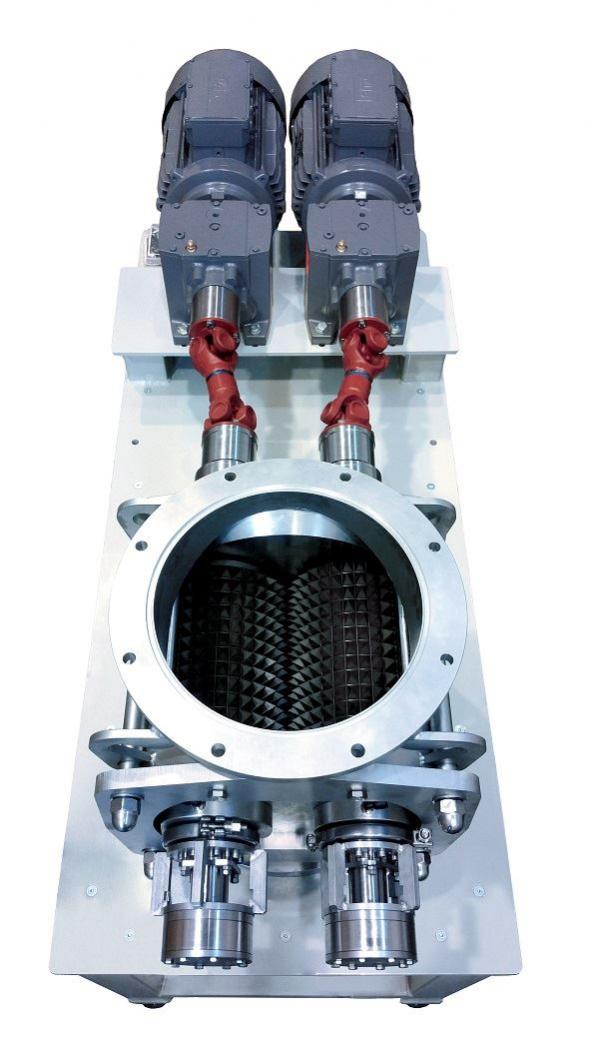 Klumpenbrecher von oben auf den Einlauf geblickt, Kardanwellen zwischen Getriebemotoren und Walzen