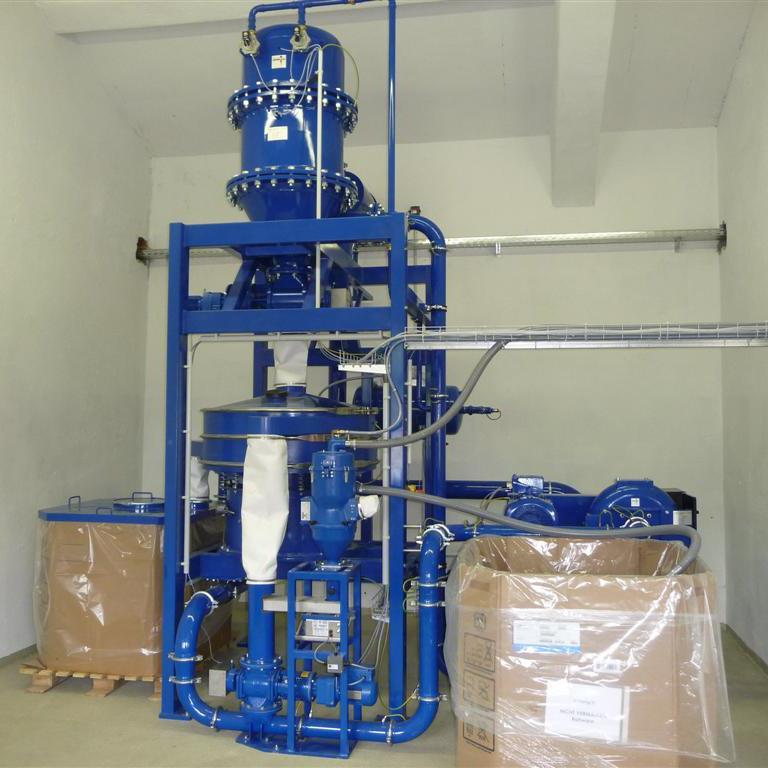 Gesamtansicht einer Kunststoffmahlanlage mit Mühle, Filter und Siebmaschine