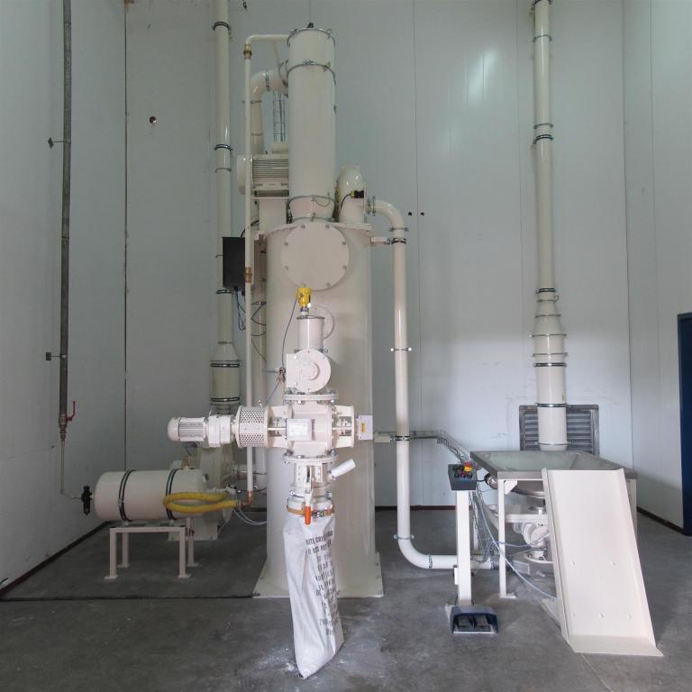 Zuckermahlanlage mit Sackentleervorrichtung, Dosiersieb und Puderzuckeraustrag in 25 kg Säcke