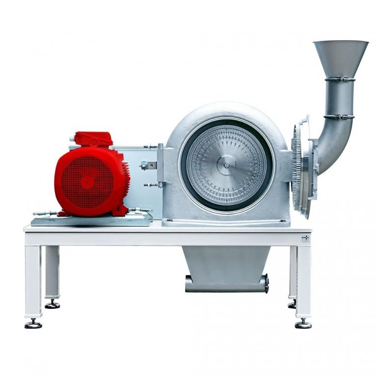 Vorderansicht Mühle mit geöffneter Mühlentür, Blick auf Stiftrotor und Stiftstator