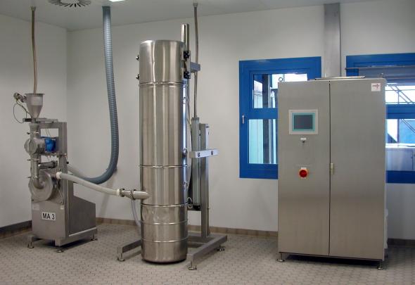 Mahlanlage in Hygienic Design zur Vermahlung von Pharmazeutika mit Mühle REKORD 224 und Filter