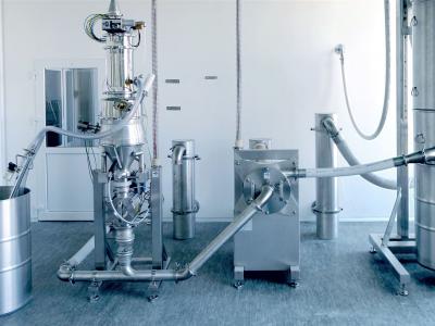 GMP-Mahlanlage für Pharmazeutika mit Produktaufgabe über Vakuumförderer, Stiftmühle und Filterstation