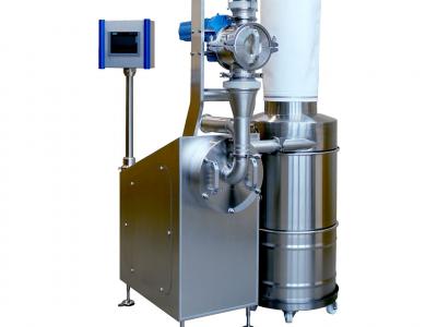 GMP-Mühle REKORD 224 mit Jehmlich-GMP-Zellenradschleuse, Produktaufgabe aus Fass und Produktaustrag in Fass mit Filterschlauch