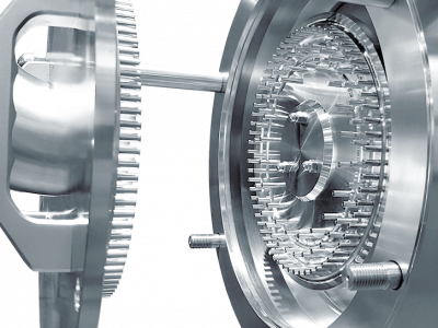 GMP-Prallmühle REKORD 224 mit geöffneter Mühlentür und Stiftrotor und Stiftstator