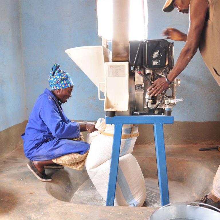 Maschinenbediener in Afrika an einer Jehmlich Maismühle