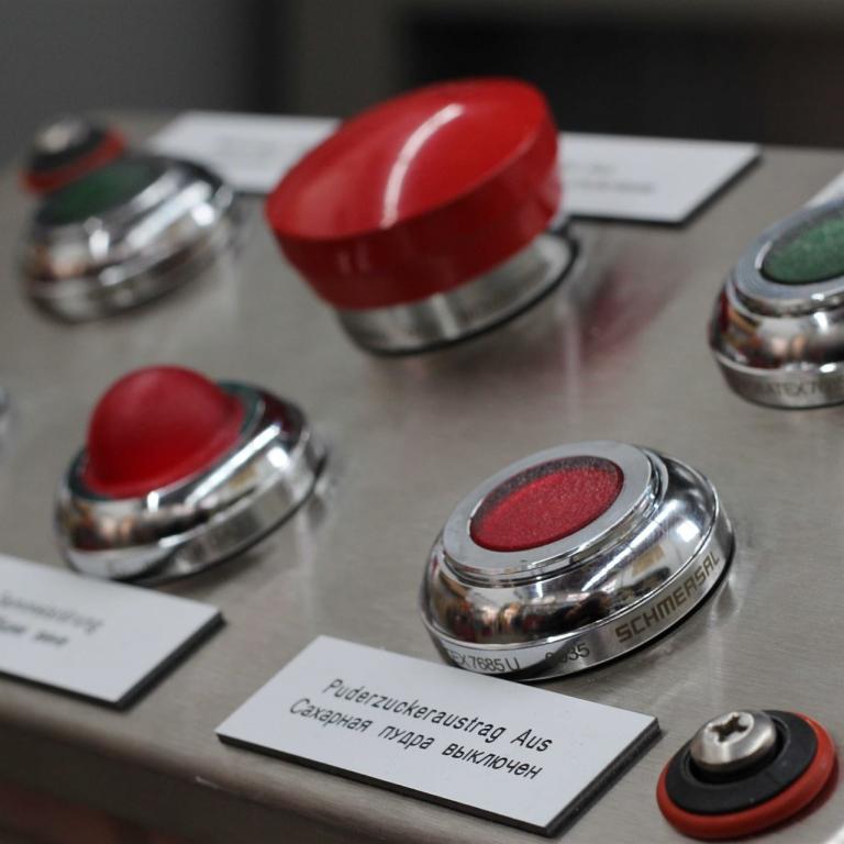 Bedienpanel einer Zuckermühle mit Durcktastern und Leuchtmelder