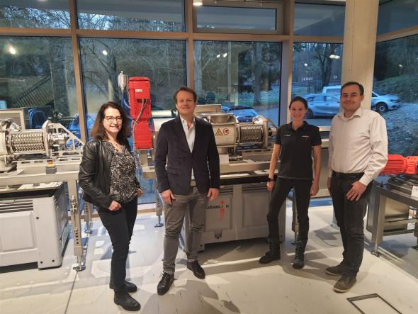 4 Personen im Showroom des JEHMLICH Technikums für Zerkleinerungsversuche