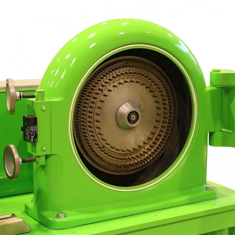 geöffnete Prallmühle zur industriellen Zerkleinerung von Hanfsamen