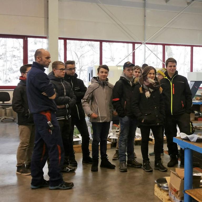 Schülergruppe in Jehmlich Fertigung zum Aktionstag Schau rein