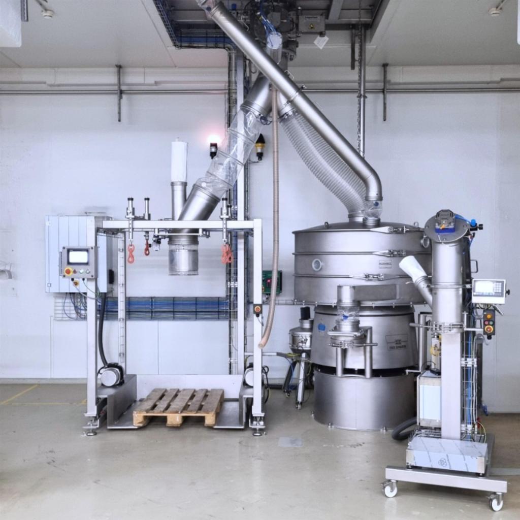 ground spice discharge in a spice grinding plant with screening machine and big bag filling