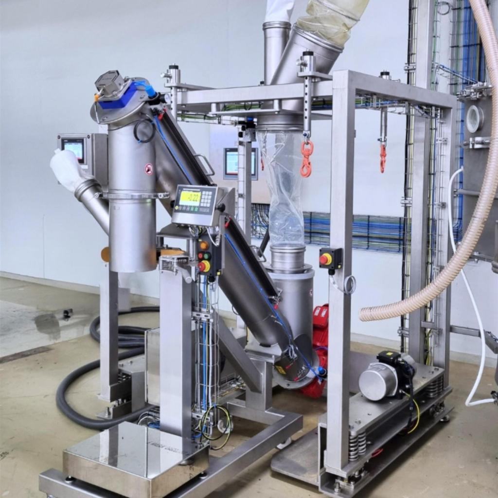weighed bag filling of ground spices in a spice grinding plant